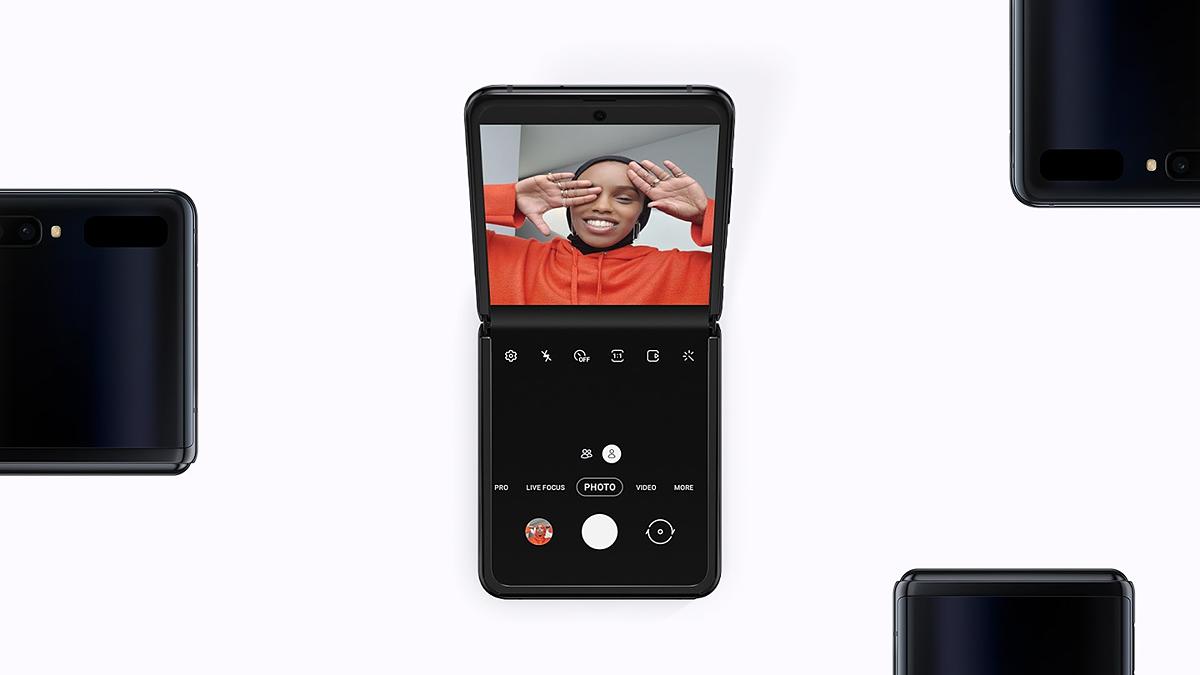 סמסונג גלקסי Galaxy Z Flip - הסמארטפון המאפשר צילום ללא אחיזה