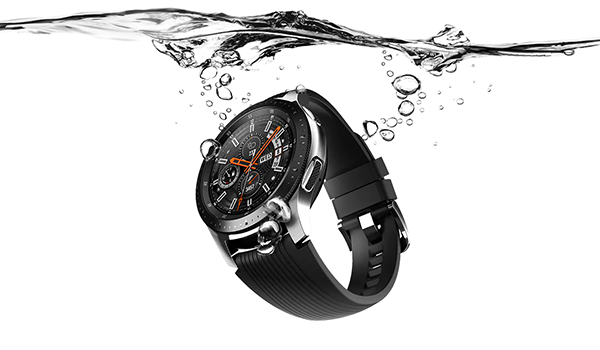 נועד להיות עמיד לבש את שעון ה Galaxy Watch שלך בחוץ בגשם או בתנאים מאתגרים אחרים. הוא עמיד למים עד לרמה של 5 ATM*